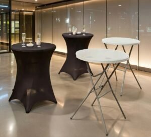 Tables mange-debout noires avec housses stretch et tables hautes blanches pliantes pour réception